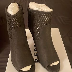 🔥Sale🔥Beautiful black ankle boots with diamond shape cut-outs at top..NIB